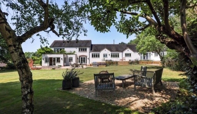 Stunning 5 bed home close to Stratford with fantastic gardens/tennis court.