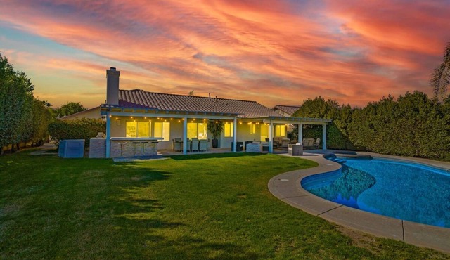 Stunning 5 Star Home Retreat Private Pool Spa BBQ 4 BR
