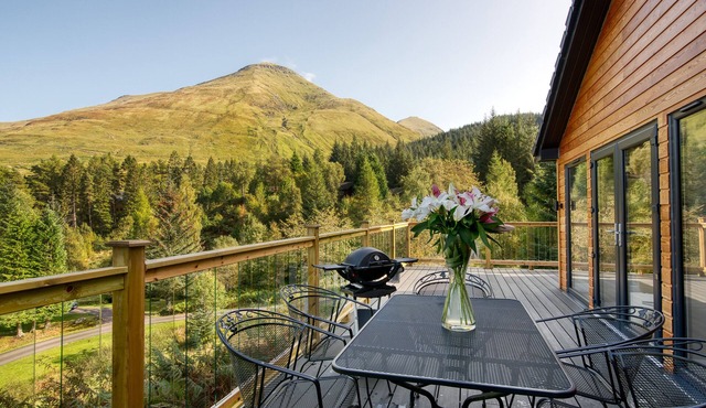 Stunning 5 star lodge with loch and mountain views