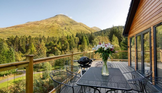 Stunning 5 star lodge with loch and mountain views