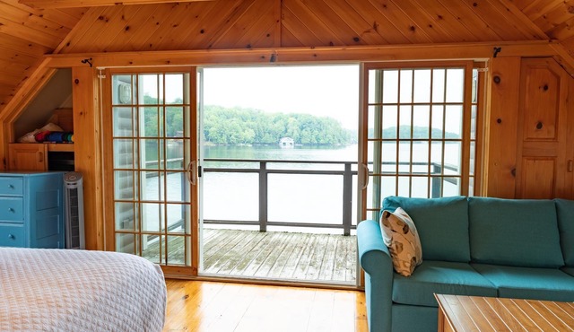 Stunning 5bdrm 3bath cottage with Bunkie and Boathouse! South exposure!