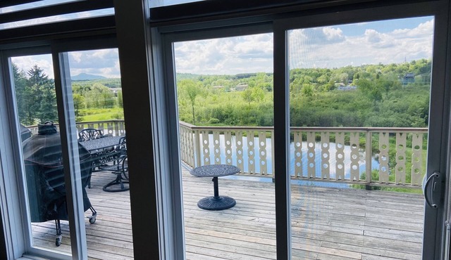 Stunning 5bdroom cottage with lake!