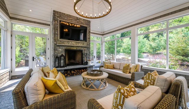 Stunning 5bed 6bath Family Compound on Lake Rosseau! Sports Court! Sauna! Gym!