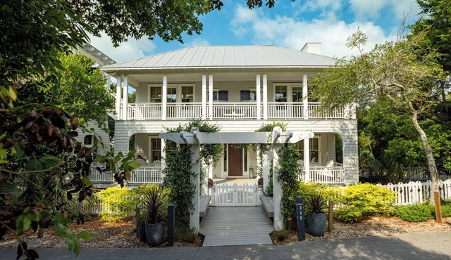 Stunning 5BR 4.5 BA Home Steps to E Beach BHI and Shoals Clubs Pet Friendly
