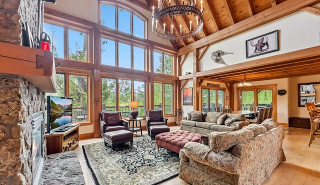 Stunning 5BR Family Lodge—Hot Tub, Huge Deck & Mountain Views