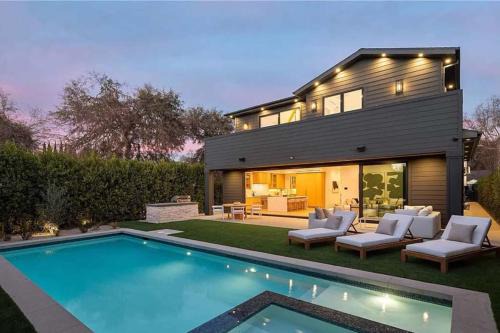 Stunning 5BR in Studio City W. Pool, and Jacuzzi