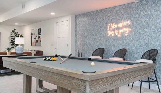 Stunning 5BR Villa, Large Hot Tub & Scenic Yard!