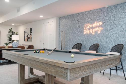 Stunning 5BR Villa Large Hot Tub & Scenic Yard