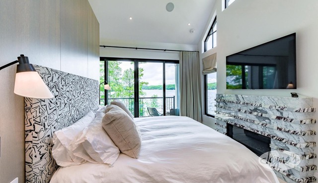 Stunning 6+1bed 6bath cottage on Kawagama Lake in LOB! Sandy Beach! SW Exposure!