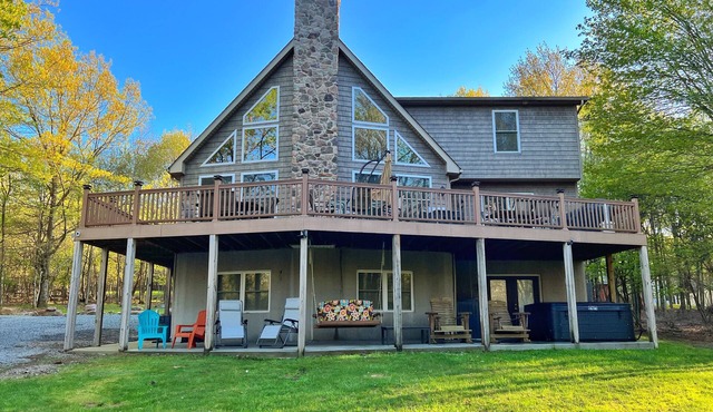 Stunning 6 bdrm Pocono Chalet, game room, Hot Tub & 2 blocks to lake and pools.