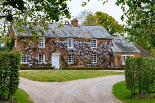 Stunning 6-bed country house with heated pool