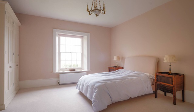 Stunning 6-bedroom country estate near charming Marlborough, perfect for groups.