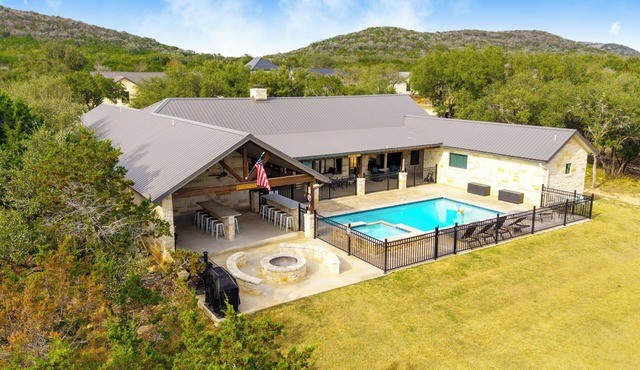 Stunning 6 Bedroom vacation home with pool & hot tub 5 minutes from Frio River!