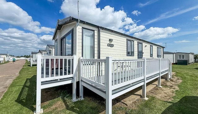 Stunning 6 berth caravan, close to the beach in Suffolk ref 68067CR