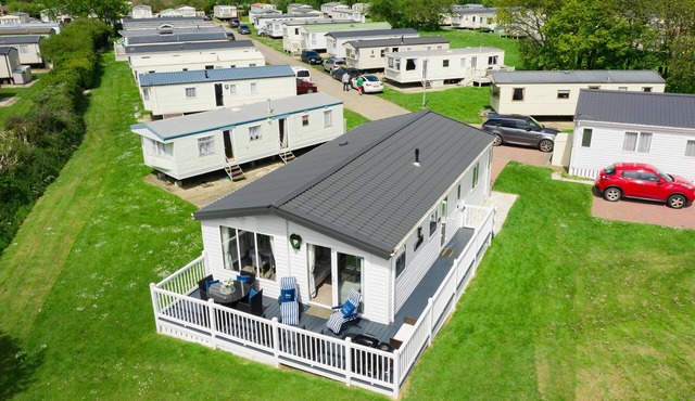Stunning 6 berth lodge for hire at Skipsea Sands in Yorkshire ref 41077WF