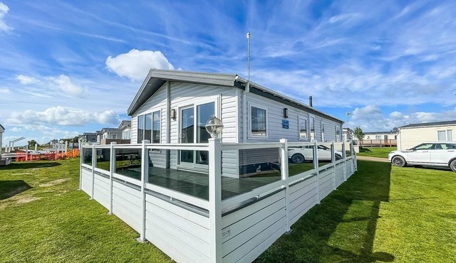 Stunning 6 berth lodge with full sea views in Suffolk ref 68007CR