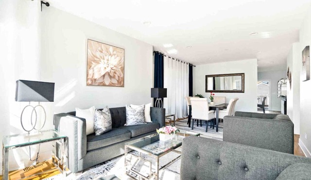 Stunning 6 BR Home * Chicago * Centrally Located