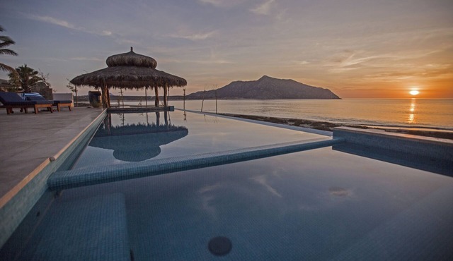 Stunning 6 bedroom home on best sand beach, 45’ pool/jacuzzi, Bar, BBQ, fire-pit