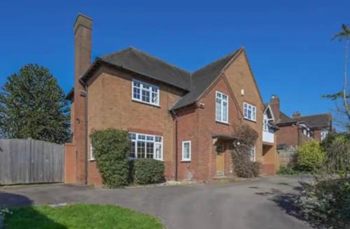 Stunning 7-Bed Home in Lichfield