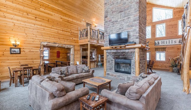 Stunning 7 bedroom lodge with in-ground pool! Just minutes from Cantwell Cliffs!