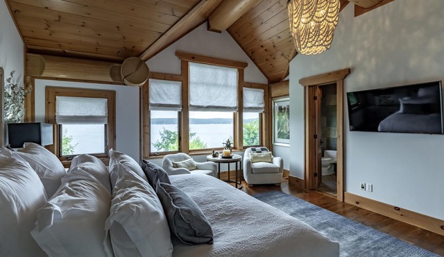 Stunning 8 bed 8 bath cottage on Lake Rosseau with boathouse!