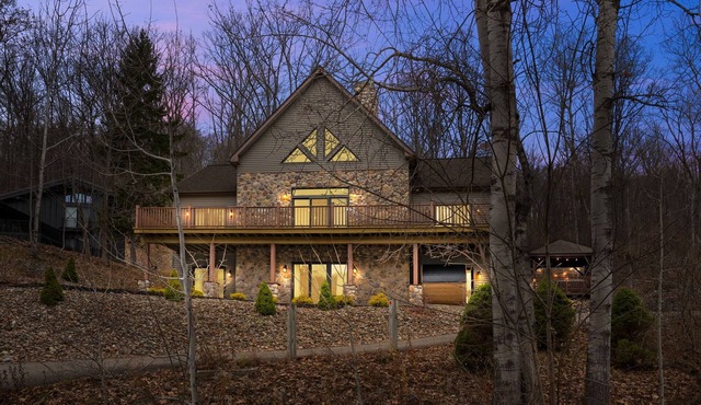 ⛷️ Stunning 8 Bed Mountain Chalet | Steps from Holiday Valley | Hot Tub, Sauna, Theatre & Bar