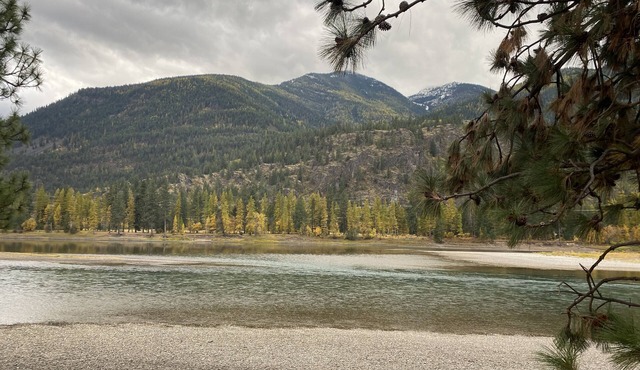 Stunning 9.3 acres riverfront w electric- near Quinn’s Hotsprings!