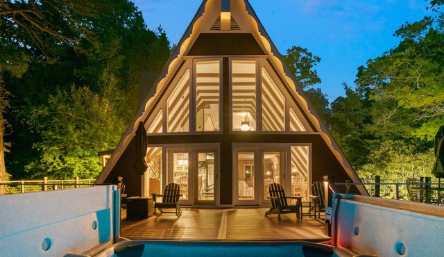 Stunning A-frame mtn views+ hot tub+game room+ close to BRPW parkway & hiking
