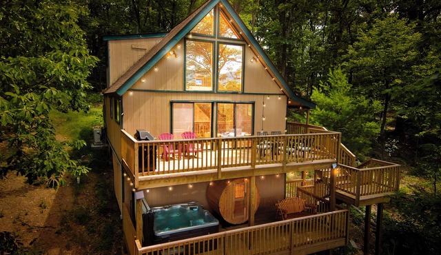 Stunning A-Frame in Basye - Sauna, Jacuzzi, Sleeps 8, Games, 3 bdr, and 2 bath.