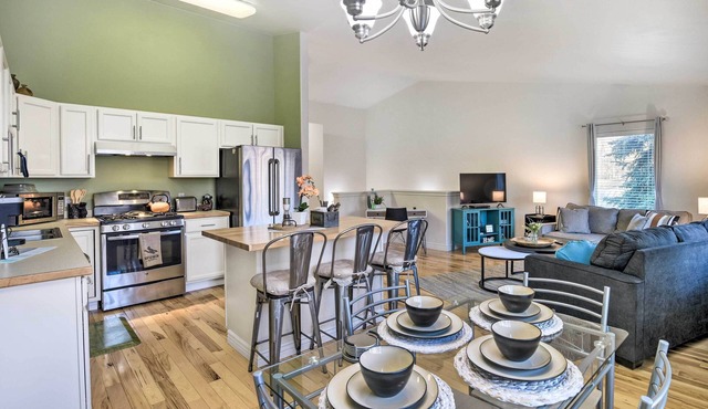 Stunning Anchorage Townhome ~ 5 Mi to Dtwn!