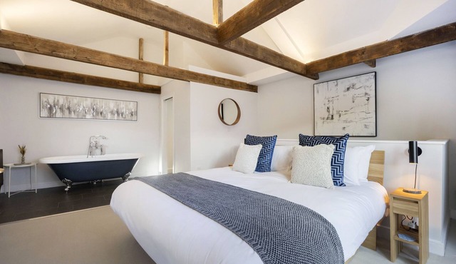 Stunning and Contemporary 2 Bed Home in Lansdown