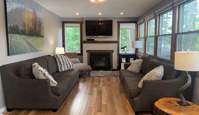 Stunning and Spacious 5 Bedroom LakeHouse with 3 King Beds, 5 Bedrooms, Arcade