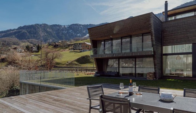 Stunning and Modern House On The Lake
