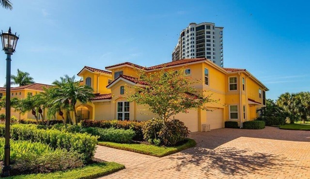 Stunning and sleek 3 bedroom Condo in Hammock Bay. 5 Minutes to Marco Island !