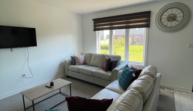 Stunning and Stylish Home in Fonthill, 10min from Welland, 15 from the falls