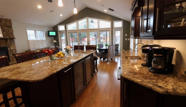 Stunning Annapolis Home! Across from the library, walk to Naval Graduation