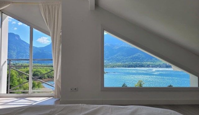 Stunning Annecy lake & mountain views 3min walk to secluded beach and cyclepiste