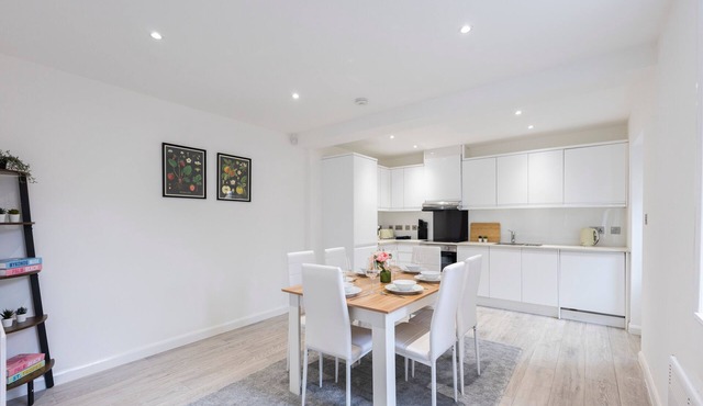 Stunning Apartment | Free Parking | Great Location