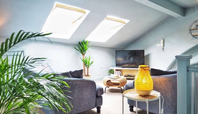 Stunning apartment + private garden. 5 mins walk to shops and bars.