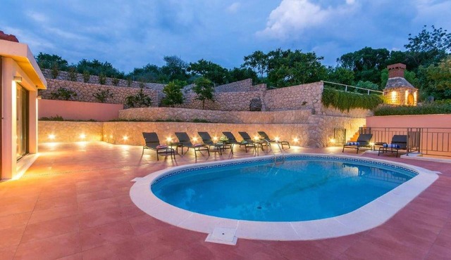 Stunning apartment in Molunat with WiFi