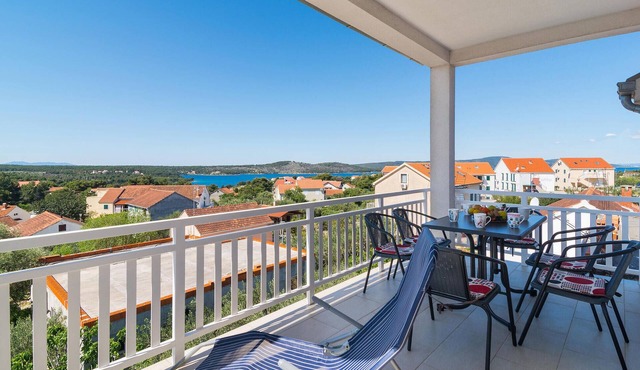 Stunning apartment in Milna with WiFi