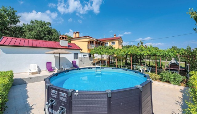 Stunning apartment in Pican with WiFi