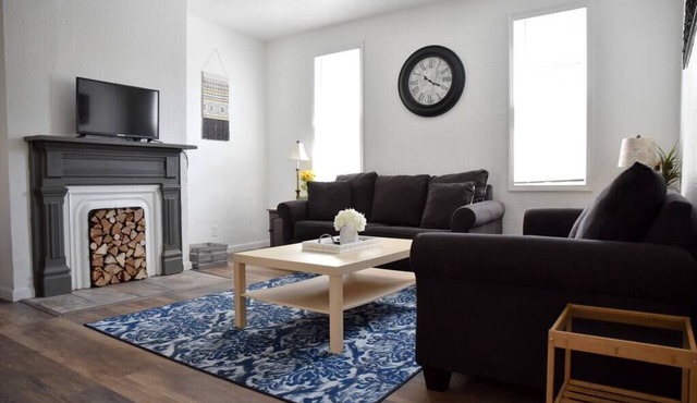 Stunning Apartment Near Downtown North Shore & More