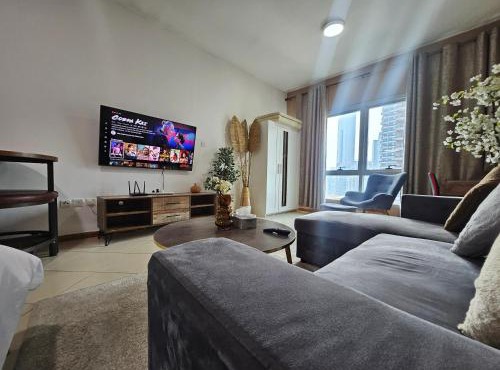 Stunning Apartment, Partial Sea View, Canal Marina View, 5 min walk To JBR Beach and METRO