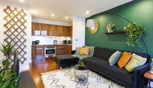 Stunning apartment right in the centre with a keyless system. Parking available