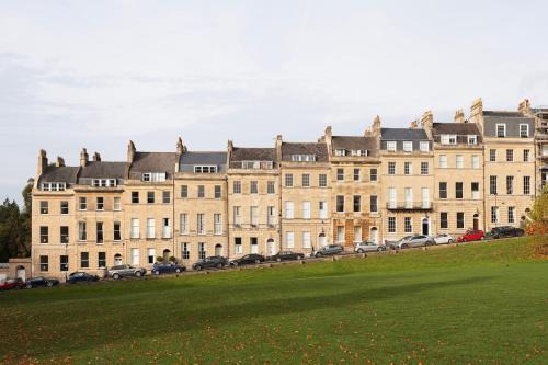 Stunning Apartment steps from Royal Crescent