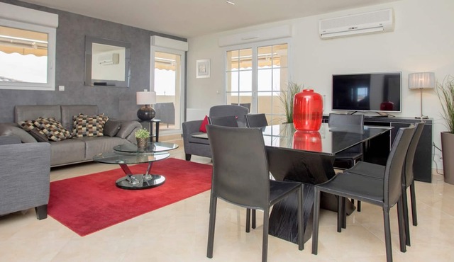 Stunning apartment, very high standard, large terrace, view of the golf