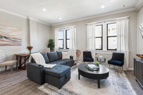 Stunning Apartment w Panoramic Downtown Views!