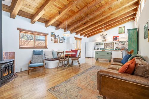 Stunning Artful Adobe - Super Walkable Location - Cozy and Comfortable