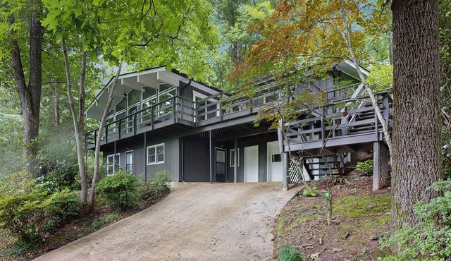 Stunning away from it all mountain view home with large relaxing deck